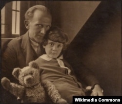 Yazıçı A. A. Milne oğlu Christopher Robin Milne və onun ayısı Pooh, 1926-cı ildə.