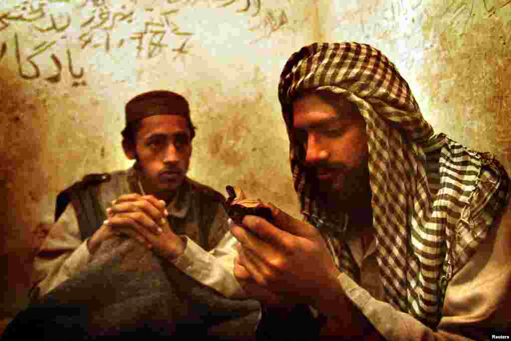 Талибы читают Коран в военной тюрьме в Кабуле, ноябрь 2001.