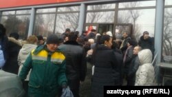 Люди стоят в очереди в банк. Алматы, 19 февраля 2014 года.