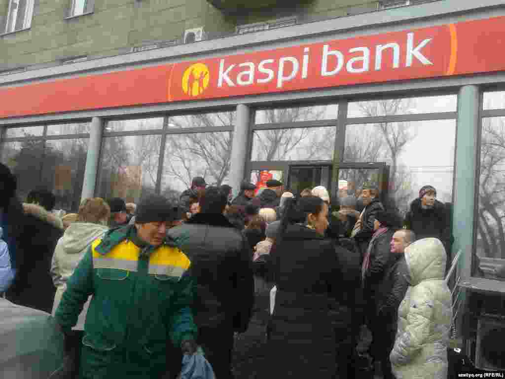 В начале недели в Казахстане начали циркулировать слухи о возможном банкротстве ряда банков. Анонимное сообщение, распространившееся ранним утром 18 февраля через приложения WhatsApp, предупреждало, что три частных банка страны — Kaspi bank, «Альянс банк» и банк «ЦентрКредит» — якобы на грани банкротства. Руководство банков и Национальный банк назвали сообщения о банкротстве провокационными и просили вкладчиков не поддаваться панике. Однако очереди желающих снять деньги со своих счетов в банковских отделениях не уменьшались в течение всей недели. 