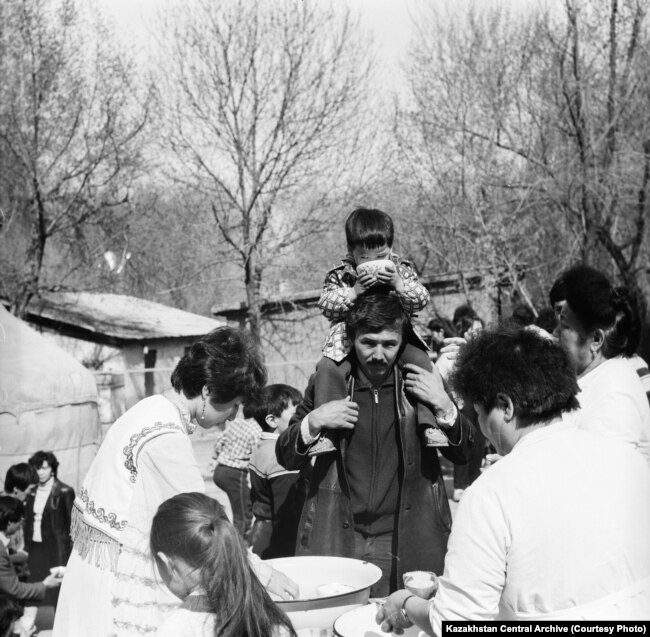 Merekelik Naýryz kójeniń dámin tatyp turǵan bala. Almaty, 1989 jyl. Foto avtory - A. Sandybaev. Sýret Qazaqstan ortalyq memlekettik kınofotoqujattar jáne dybys jazbalar arhıvinen alynǵan