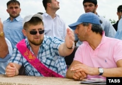 Рамзан Кадыров и Умар Джабраилов на выпускном балу в Грозном, 2006 год