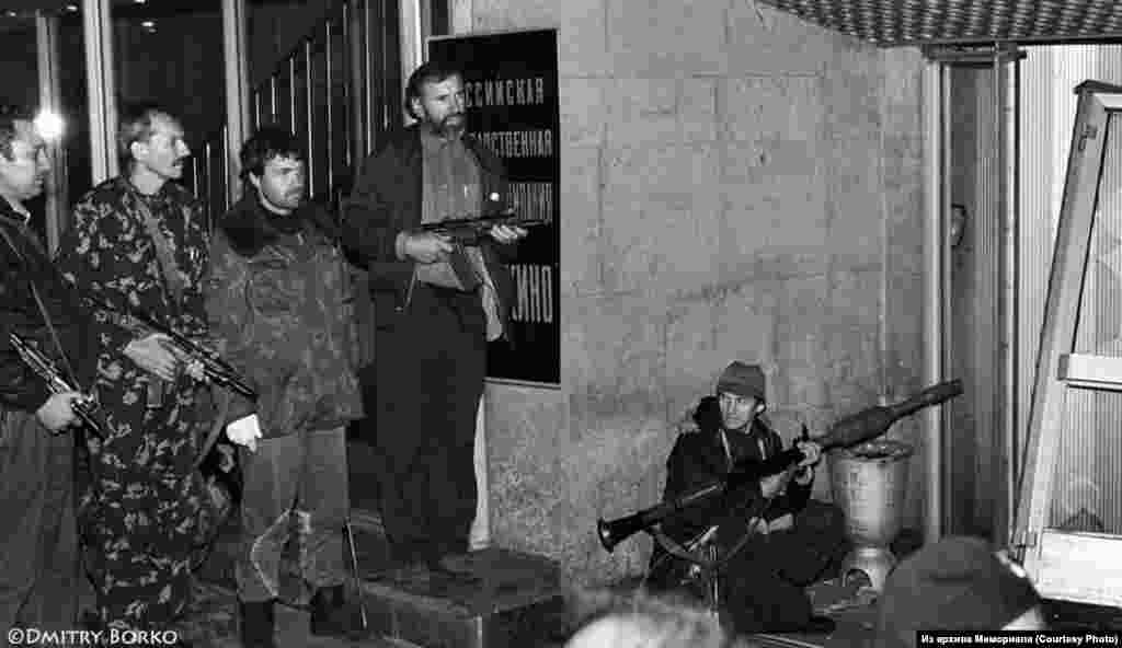 В Мемориале открылась выставка "Москва, 1993. Четырнадцать дней осени", на которой представлены работы фотографа Дмитрия Борко из фотоальбома "1991/1993".