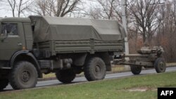 Вантажівка без номерних знаків зі 122-мм гаубицею на причепі у складі військової колони на околиці Донецька, фото 11 листопада 2014 року