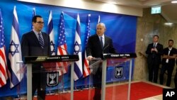 Israeli Prime Minister Benjamin Netanyahu, right, gives a joint press event with U.S. Treasury Secretary Steven Mnuchin prior to their meeting at his Jerusalem office, Sunday, Oct. 21, 2018. (Gali Tibbon/Pool via AP)