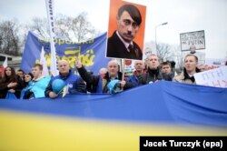 Steagul Ucrainei la un protest împotriva Rusiei în Varșovia