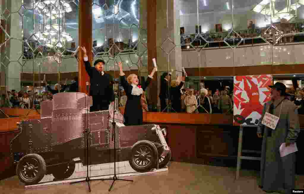 Actori ai Teatrului muzical din Krasnoiarsk, Rusia, în timpul spectacolului &bdquo;Noaptea roșie&rdquo;, 4 noiembrie.