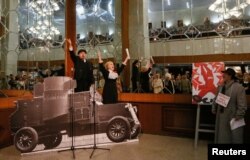 Актеры Красноярского театра оперетты играют роли большевистских вождей на вечеринке в одном из клубов во время так называемого "Праздника Красной ночи". 6-7 ноября 2017 года