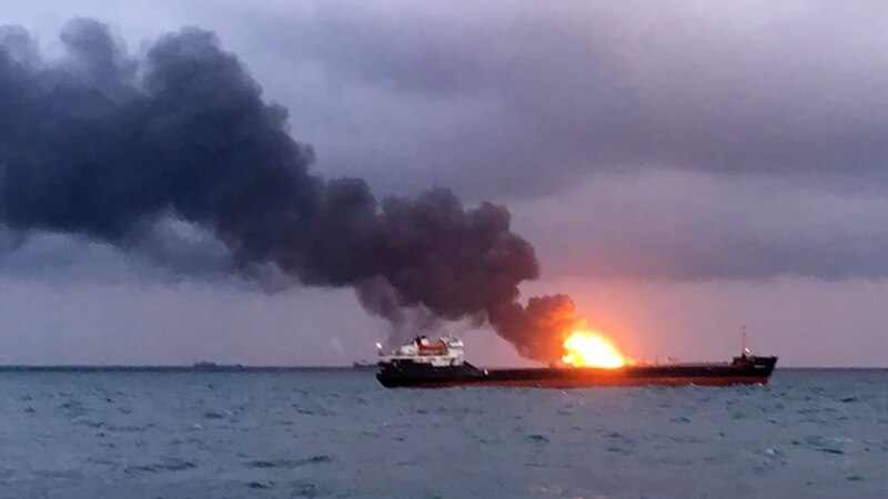 «Творится что-то жуткое». У берегов Крыма в Черном море горит судно (+видео)