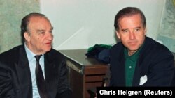 Байден с президентом Боснии в Сараево в 1993 году