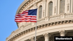 Флаг США на фоне Капитолия.