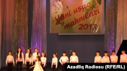 “Балдар үчүн жаңы обондуу ырлар – 2013” көркөм сынагынын катышуучуларынын концерти. Бакы шаары, Азербайжан.
