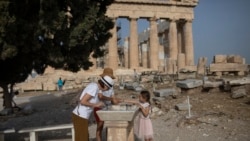 Афинадағы ежелгі Парфенон храмының алдында тұрған туристер. Грекия, 18 мамыр 2020 жыл.