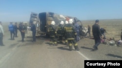 Спасатели на месте аварии в Жамбылской области, где столкнулись грузовой автомобиль и микроавтобус. 19 апреля 2015 года.