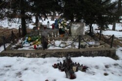 Зруйнована у 2016 році могила українцям на цвинтарі у селі Верхрата