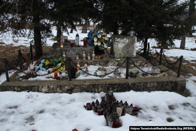 Зруйнована у 2016 році могила українцям на цвинтарі у селі Верхрата