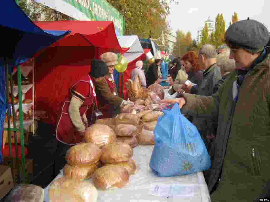 Узган шимбәдә Казанның Мәскәү базарында Балтач һәм Буа районы вәкилләре сәүдә итте. Рәсмиләр арзанрак азык-төлек, яшелчә тәкъдим ителүче мондый ярминкәләр Яңа елга кадәр булып торачак дип белдерә. Мондый ярминкәләр пенсиягә генә көн итүче өлкәннәр һәм аз керемлеләр күңеленә хуш килә. Көзге ярминкәләр вакытында шәһәр халкы арзан бәягә кышка җитәрлек бәрәңгесен, кишерен, суганын һәм кәбестәсен алып калырга тырыша.