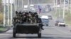 Оклопни возила со руски знамиња во источна Украина