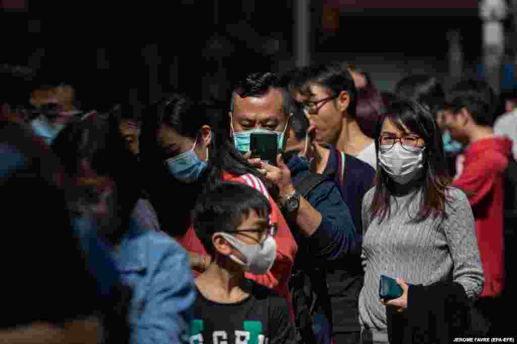 Oameni stau la coadă după vitamina C și dezinfectant date gratuit. Hong Kong, 24 ianuarie 2020