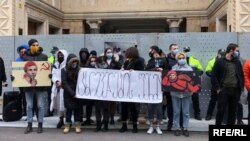 Акция-перфоманс активистов у здания парламента Грузии