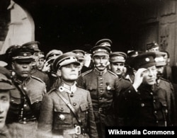 Головний отаман Симон Петлюра (праворуч) та офіцери Армії УНР. На передньому плані полковник Марко Безручко (другий зліва). Київ, 1920 рік