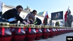 Установка свечей перед президентским дворцом в Варшаве по случаю 7-й годовщины катастрофы президентского самолета под Смоленском 