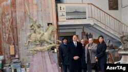 Prezident İlham Əliyev və xanımı Mehriban Əliyeva Koroğluya ucaldılacaq abidənin hazırlıq işləri ilə tanış olurlar. 21 yanvar 2010