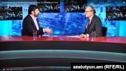 Vahe Grigorian (solda) AzadlıqRadiosunun Ermənistan xidmətinin direktoru Hrair Tamrazian-a müsahibə verir, 9 fevral, 2020-ci il