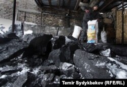 Один из угольных складов в Бишкеке.