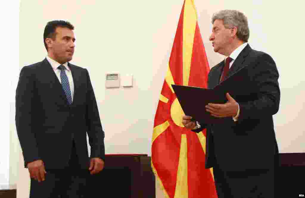 МАКЕДОНИЈА - Премиерот Зоран Заев продолжува да ја лаже јавност. Вака Кабинетот на претседателот Ѓорге Иванов, преку соопштение, реагираше на, како што велат, тврдењата на премиерот Зоран Заев во интервјуто за грчката телевизија ЕРТ дека шефот на државата ќе го поддржи Договорот со Грција. Претходно и ВМРО-ДПМНЕ го обвини Заев за понижување на македонскиот народ, бидејќи, како што рекоа, место на македонска, тој ги кажал референдумските прашања на грчката телевизија ЕРТ. СДСМ им возврати место да престанат да шират лажни вести, да го повикаат нивното членство на референдум.