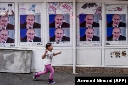Плакати із зображенням президента Росії Володимира Путіна у північній частині етнічно розділеного міста Митровиця. 9 травня 2018 року