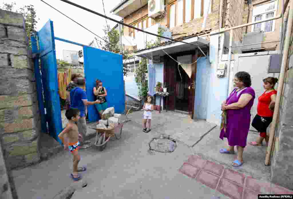 Sakinlər bu küçəni başdan ayağa öz hesablarına tikdiyini deyirlər. Su, elektrik, qaz xəttindən tutmuş kanalizasiya sisteminə kimi.