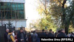 În fața Consulatului României la Chișinău