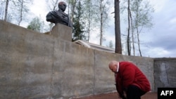 În satul Agalatovo, la cca 30 km de St. Petersburg, cultul lui Putin este, desigur, voluntar (16 mai 2015)