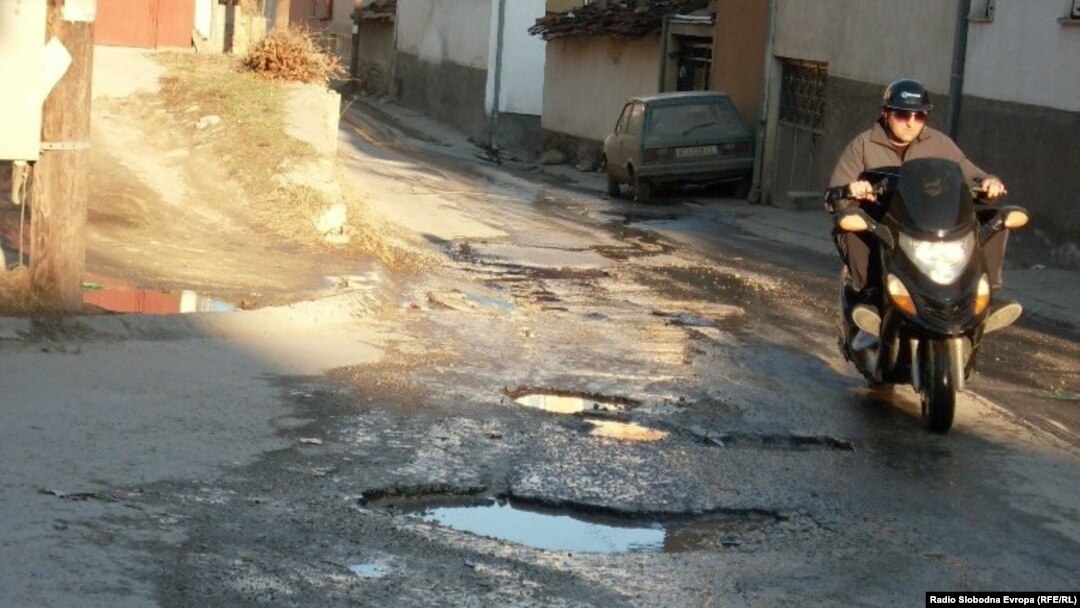Оштетена улица во Битола.