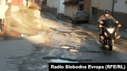 Стари дупки, нови имиња. Оштетена улица во Битола.