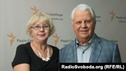 Гостьовий редактор Радіо Свобода Валентина Павленко з першим президентом України Леонідом Кравчуком після ефіру