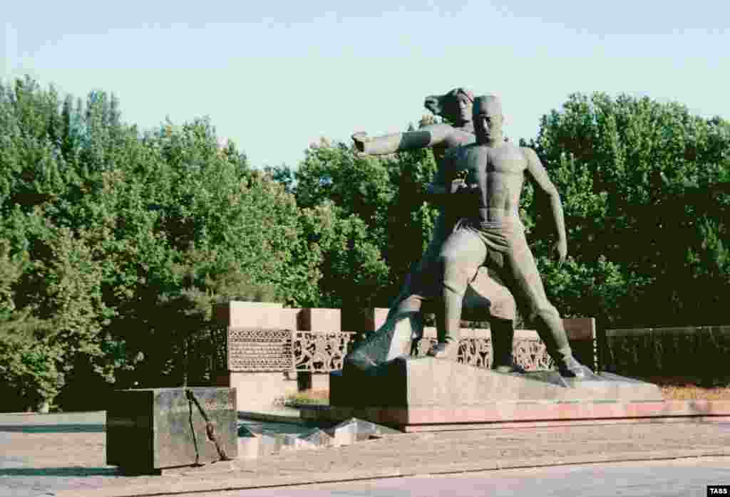 1966 жылы 26 сәуірдегі жер сілкінісінен қаза тапқан адамдарға қойылған ескерткіш. 