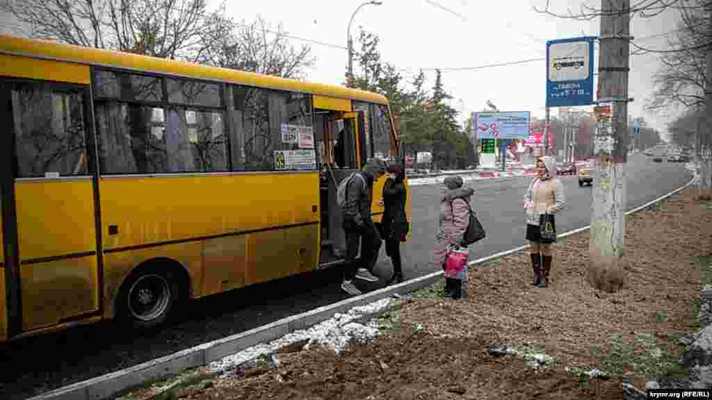 Недоделанный участок дороги на улице Севастопольской. Пассажиры лавируют по бездорожью