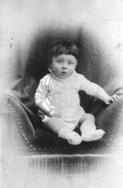 Фото Гитлера в младенческом возрасте, в которое не смог выстрелить главный герой фильма "Иди и смотри"
