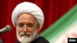 مهدی کروبی که از نامزدهای انتخابات دهم رياست جمهوری بود پس از معرفی محمود احمدی نژاد به عنوان رييس جمهور ايران، نتيجه انتخابات را ناشی از «تقلب گسترده آراء» عنوان کرد و از آن زمان به عنوان يکی از رهبران مخالفان دولت به انتقاد از عملکرد دولت پرداخته است.