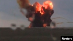 Скриншот видео, запечатлевшего момент падения российской ракеты марки "Протон" на первой минуте после старта с космодрома Байконур. 2 июля 2013 года.