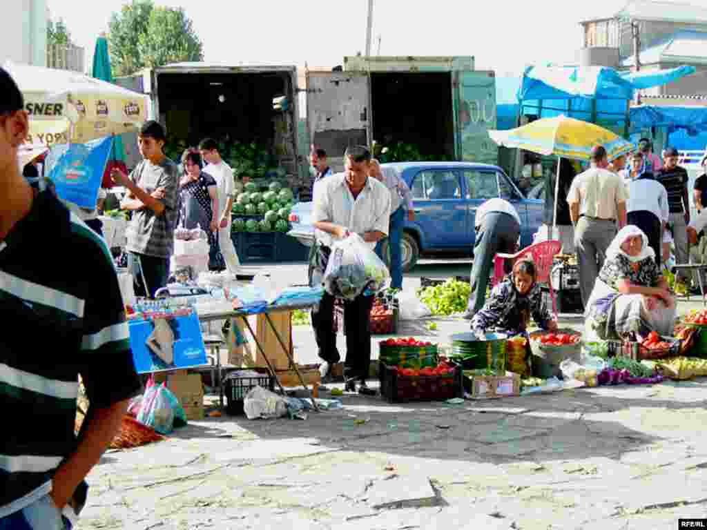 Naxçıvanda deyirlər ki, «kartof ceyran belinə çıxıb». Yəni kartof qıtlığı var. Bazarlarda çox nadir hallarda kartofa rast gəlmək olur. Xırda çürük kartofu 1 manatdan ucuz almaq mümkün deyil…