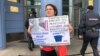 Политик и общественный деятель Юлия Галямина вышла в одиночный пикет в поддержку Айдара Губайдуллина 