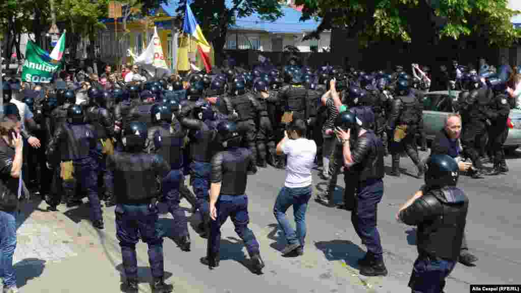 Contramanifestanții aruncă cu ouă în polițiști