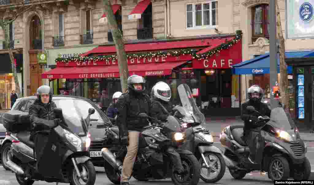 Париждин жолдорунда унаа тыгыны дээрлик жок. Ошентсе да шаардыктар көлөмдүү автоунаалардан чакан мотоциклдерге өтө башташыптыр.