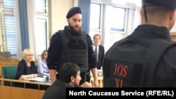 აბუ ჰამზა (პროფილში) სასამართლო პროცესის დროს. უთარიღო საარქივო ფოტო.