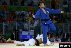 Елдос Сметов одержал победу над Орханом Сафаровым из Азербайджана на Олимпиаде-2016 в Рио-де-Жанейро.