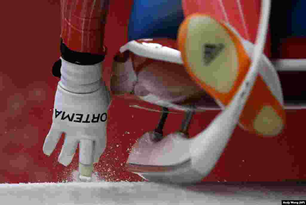 Санный спорт: Эмили Суини из США начинает второй съезд во время женских соревнований в Пхенчхане