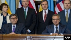 Американскиот министер за финансии Џејкоб Лу и неговиот украински колега Олександр Шлапак во Вашингтон. 